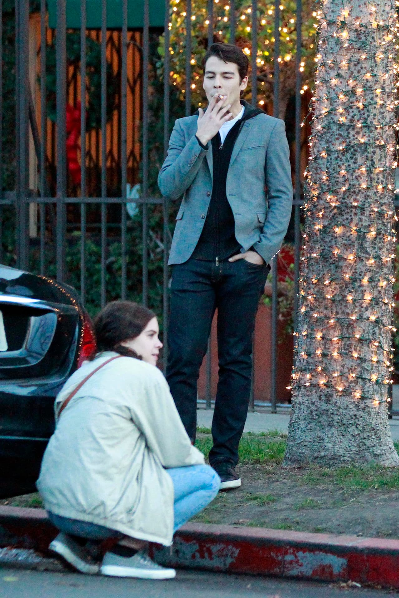 Manolo, el hijo de Sofía Vergara, disfruta de un cigarrillo.