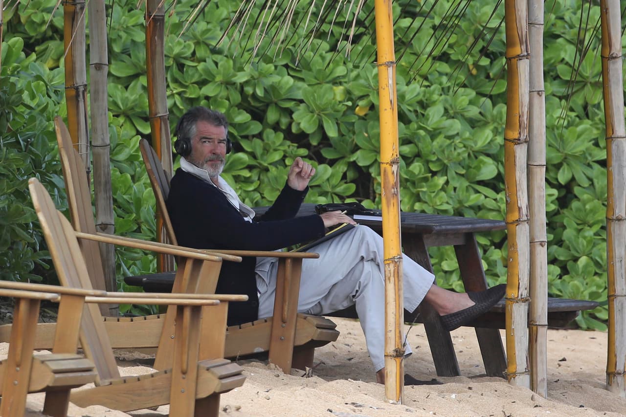Pierce Brosnan aprovecha unas vacaciones en la playa para relajarse y escribir.