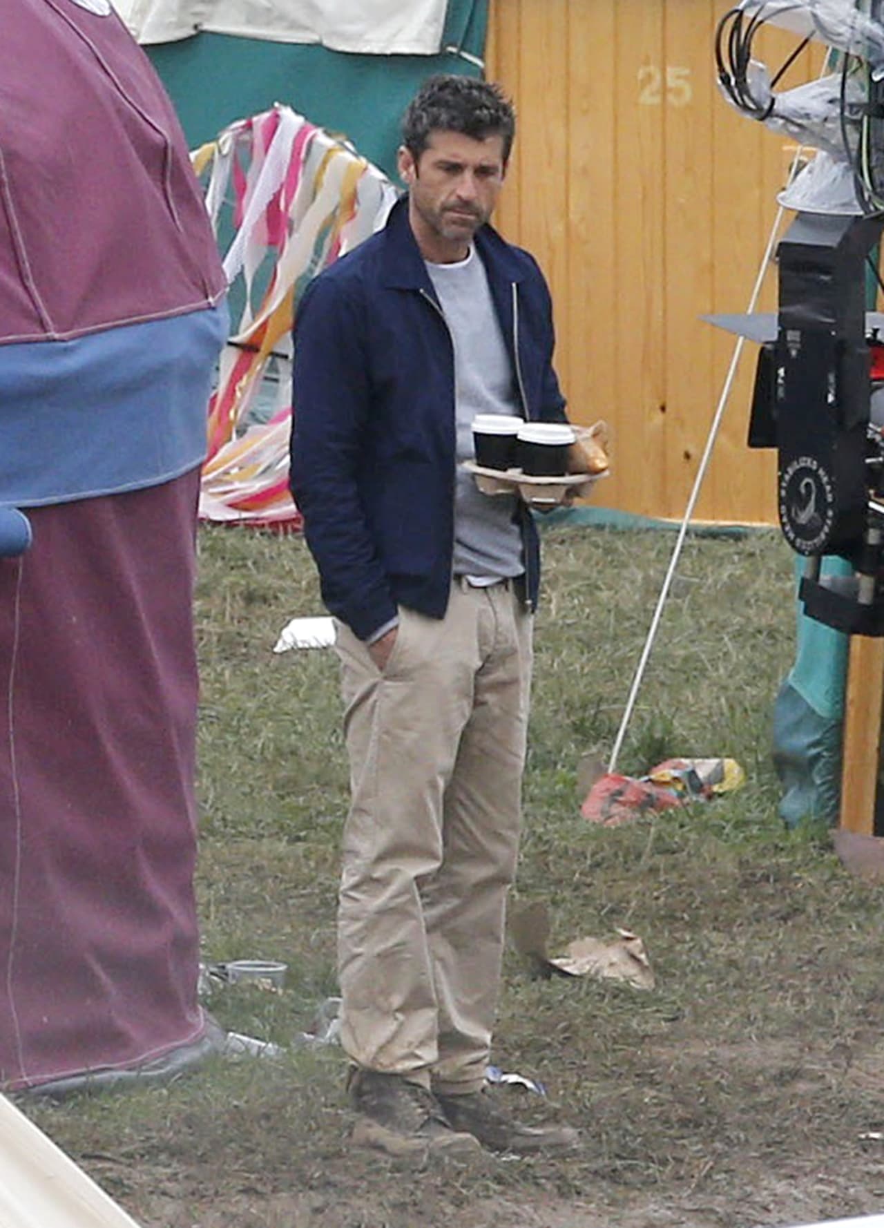 En cambio, Patrick Dempsey está un poco aburrido en el set de la nueva 'Bridget Jones'. Al menos tiene cafecito...