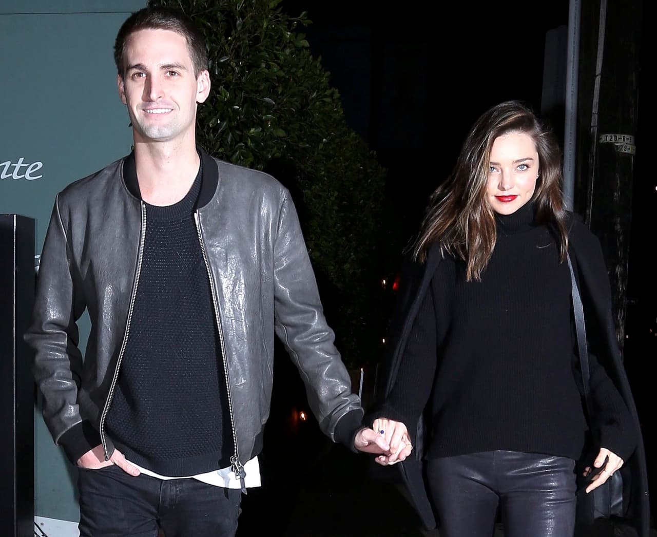 Miranda Kerr se pasea de manita sudada con su novio billonario, Evan Spiegel.