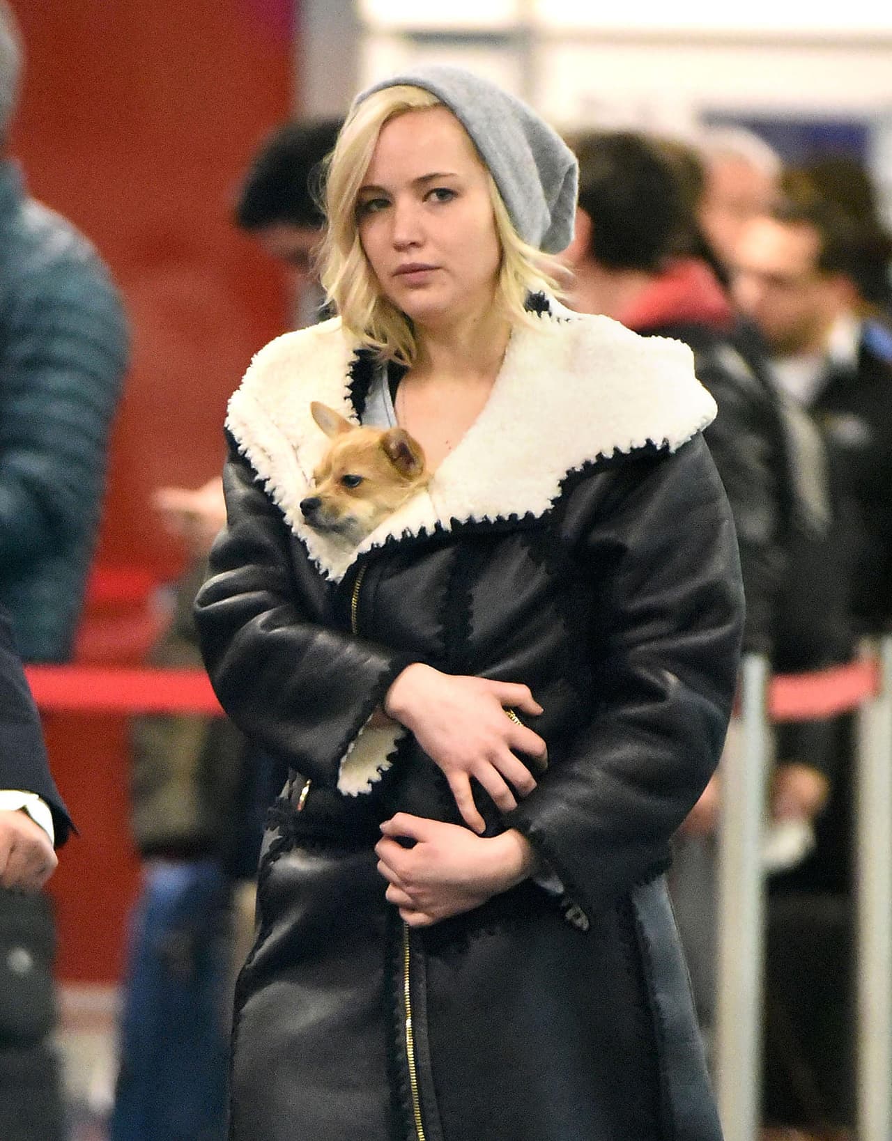 Jennifer Lawrence protege a su perrito del frío de Manhattan.