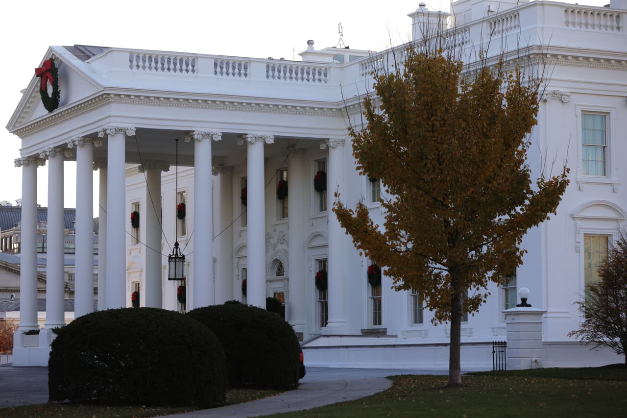 Jill Biden dio a conocer el tema festivo de la Casa Blanca de 2021 de "Gifts from the Heart" (Regalos del Corazón) este lunes 29 de noviembre.