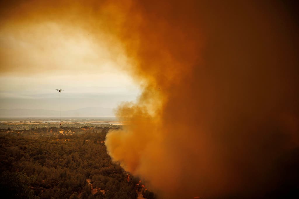 Helicópteros arrojaron agua sobre el incendio el miércoles. Estos esfuerzos aéreos son esenciales para combatir las llamas en áreas de difícil acceso.