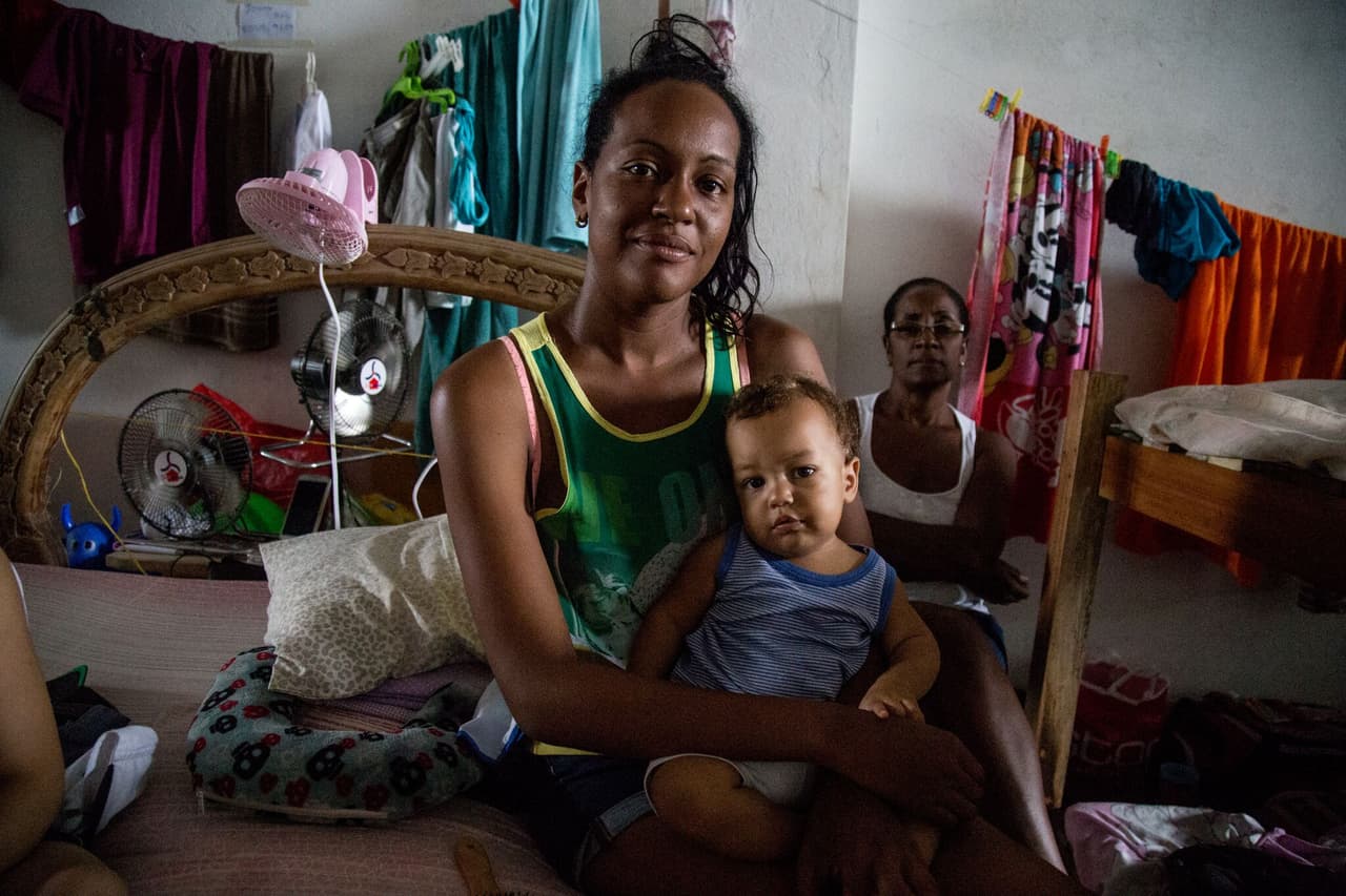 Kelis Álvarez Torres, de 29 años, huyó de Cuba luego de hartarse de una vida sin libertades: "Se nos ha privado de todo y yo juré que me iba a liberar". Llegó primero a Ecuador, donde asegura que fue víctima de xenofobia y discriminación, algo que nunca vivió en su isla. Ahora, varada en Turbo con sus dos hijos y acompañada de su madre, Álvarez pide al gobierno de Colombia que reconsidere las deportaciones: "Somos seres humanos buscando nuestra libertad, nada más."
<br>