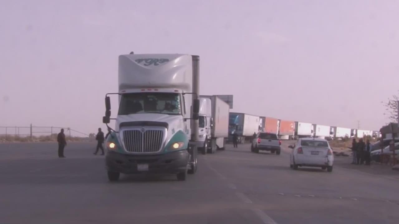 Greg Abbott y el gobernador de Nuevo León firman acuerdo para agilizar el cruce de camiones por la frontera