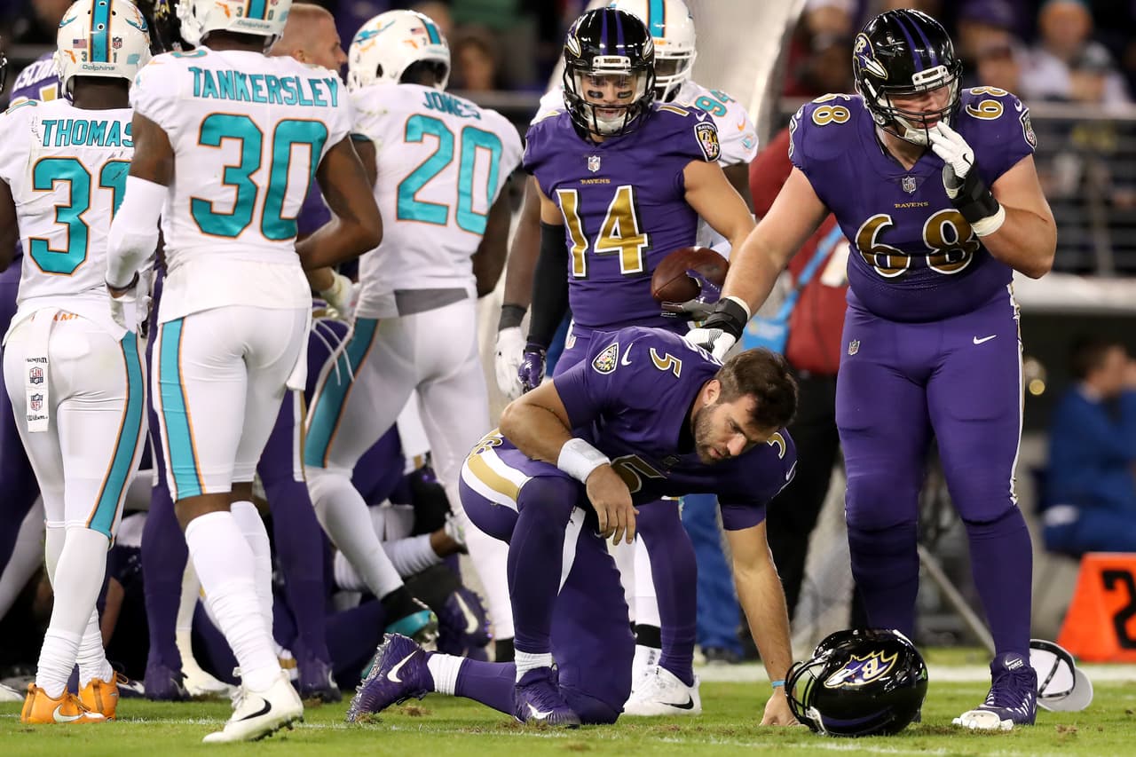 El casco de Flacco salió volando y el pasador de 10 campañas de experiencia lucía fuera de sí mientras se ponía de pie.