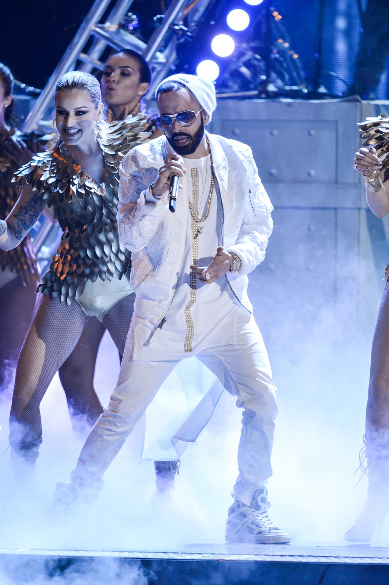 El cantante cantó "Encantadora".