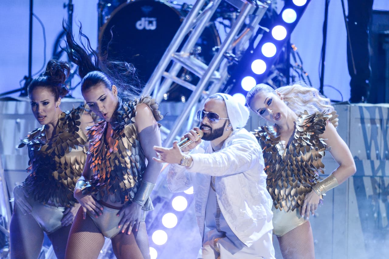 Y con "encantadoras" chicas a su alrededor, ¿cómo no encender los ánimos?