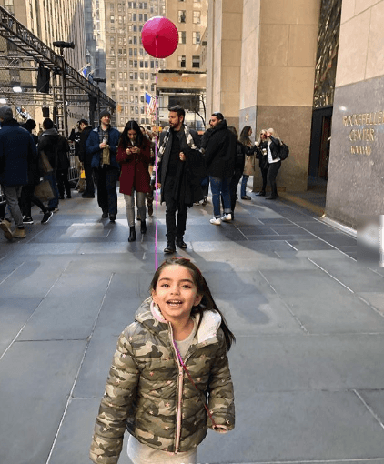 Aitana disfrutó de una caminata por Time Square acompañada de un globo rojo.