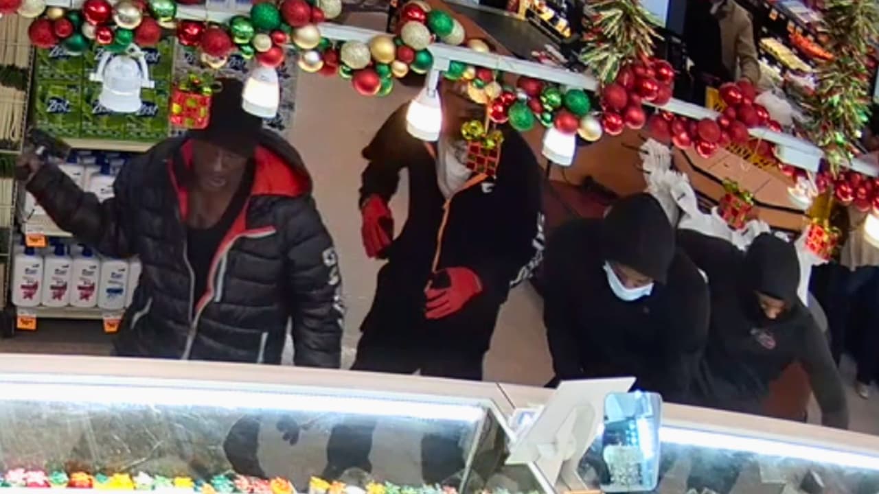 La descripción de los sospechosos y las circunstancias del robo
<b> han llevado a pensar sobre <a href="https://www.univision.com/local/houston-kxln/asaltantes-se-roban-mas-de-dos-millones-de-dolares-de-una-joyeria" target="_blank">posibles vínculos con otros delitos similares ocurridos en Houston</a></b>. Cuenca mencionó que uno de los ladrones fue identificado por no usar máscara,
<b> lo que hace que sea posible que esté vinculado con robos anteriores en la ciudad texana.</b>