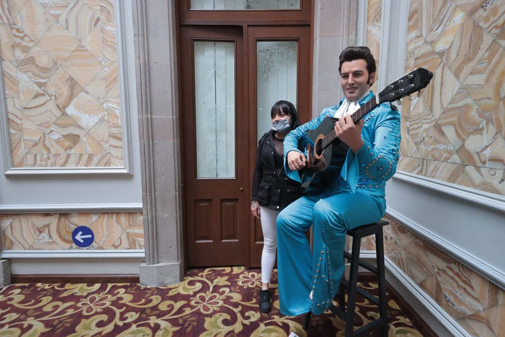 En el Museo de Cera de la Ciudad de México hay una escultura de Elvis Presley con poca semejanza al músico que hasta un usuario de Twitter la calificó como "un imitador del rey del rock" y no como el verdadero.