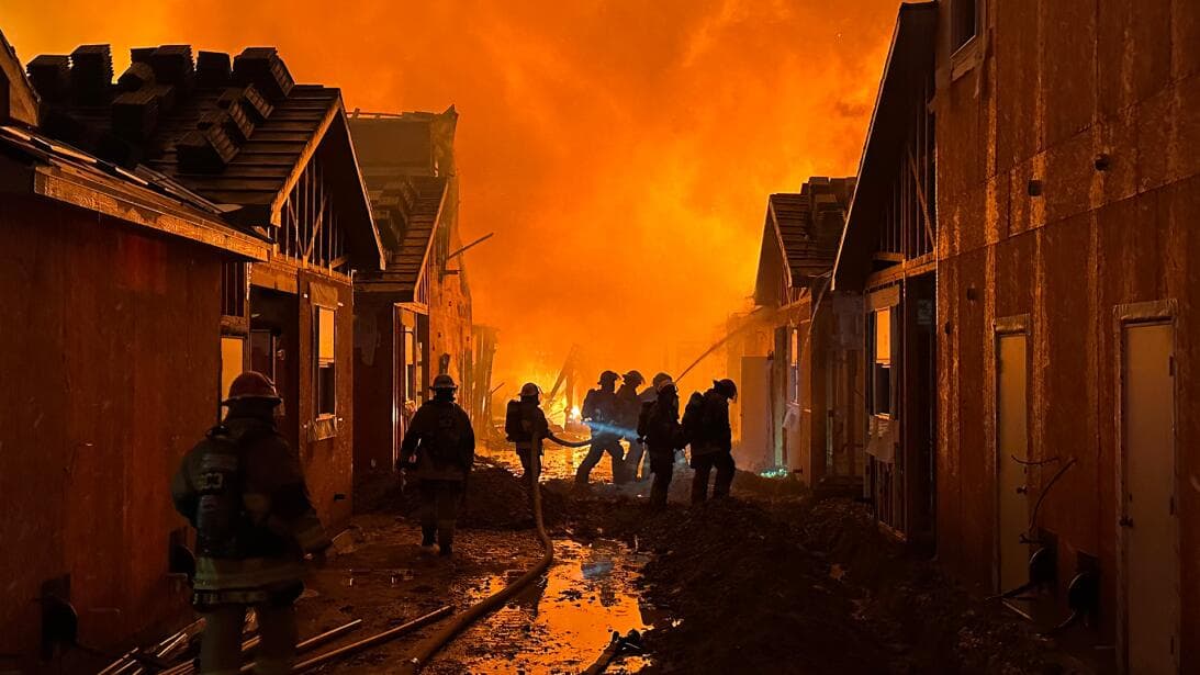 Buscan a sospechoso de causar masivo incendio en complejo de viviendas en Phoenix