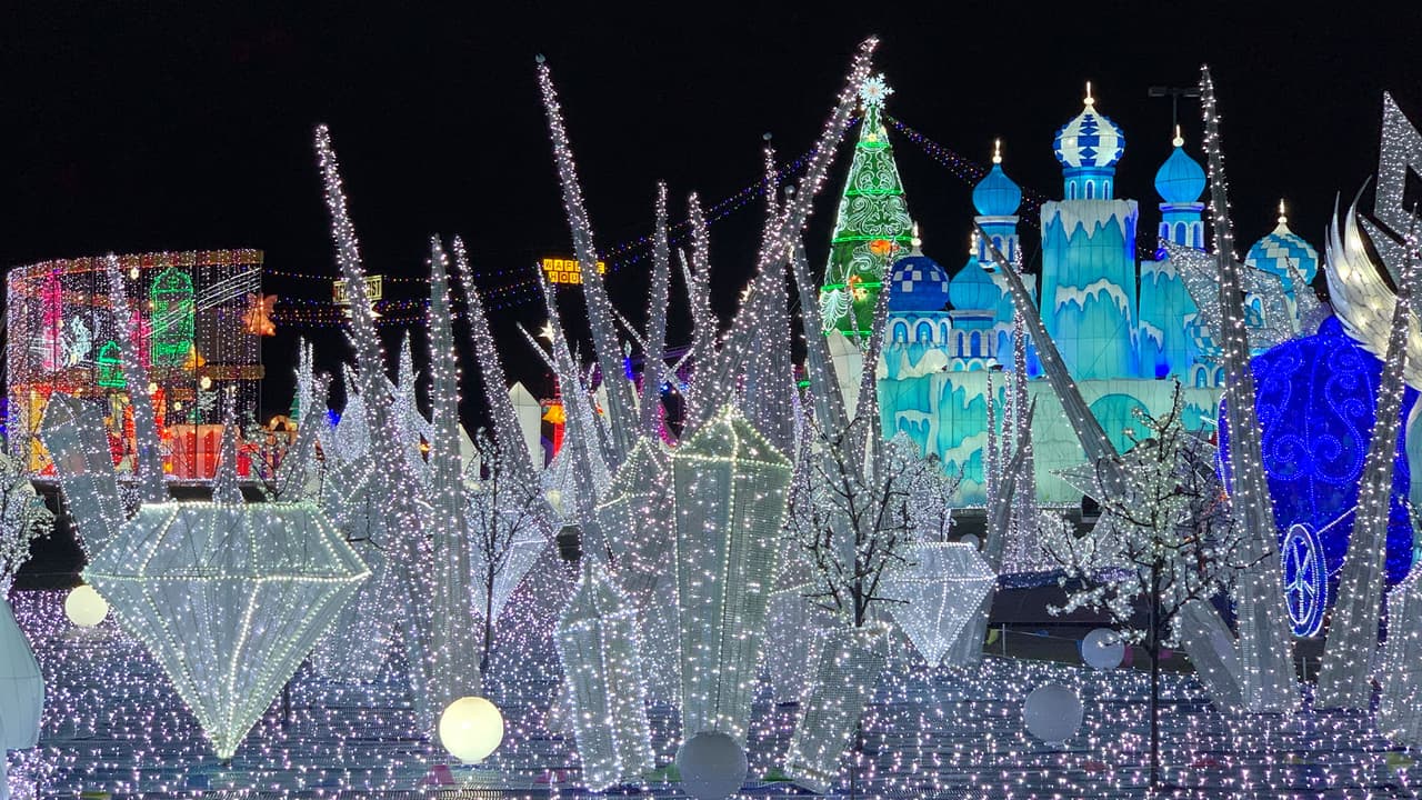 Entra en el país de las maravillas en la sección The Ice donde veras a los personajes de esta producción.