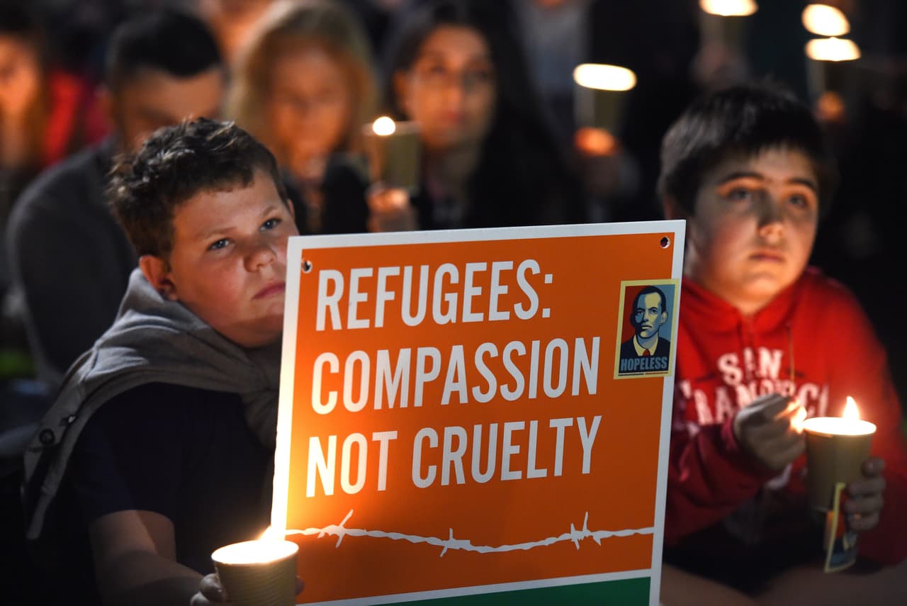 Pence asegura en Sidney que EEUU cumplirá el acuerdo de acogida de refugiados con Australia, que Trump despreció