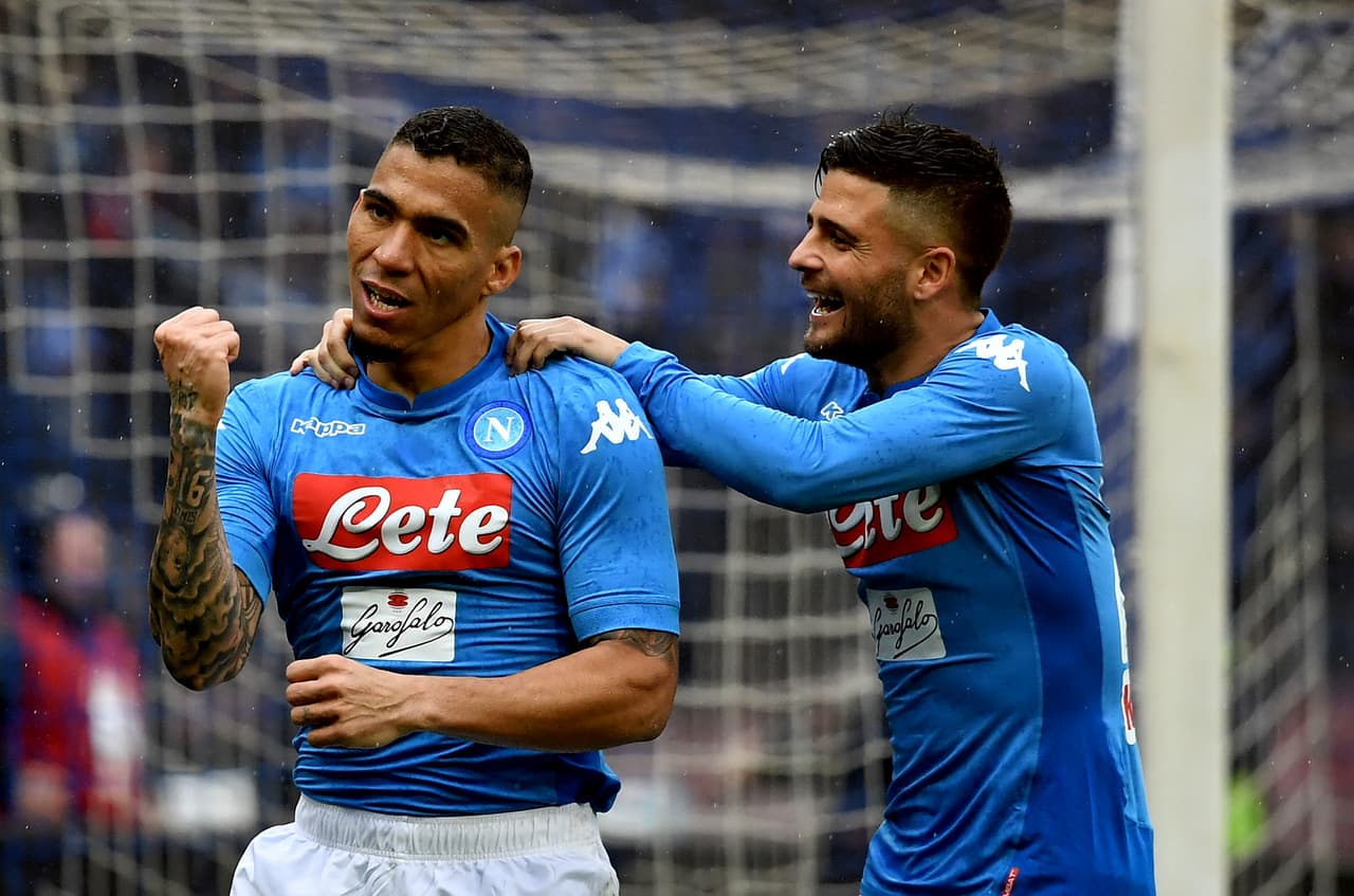 El brasileño Allan le dio tres puntos al Nápoles para mantener la punta.