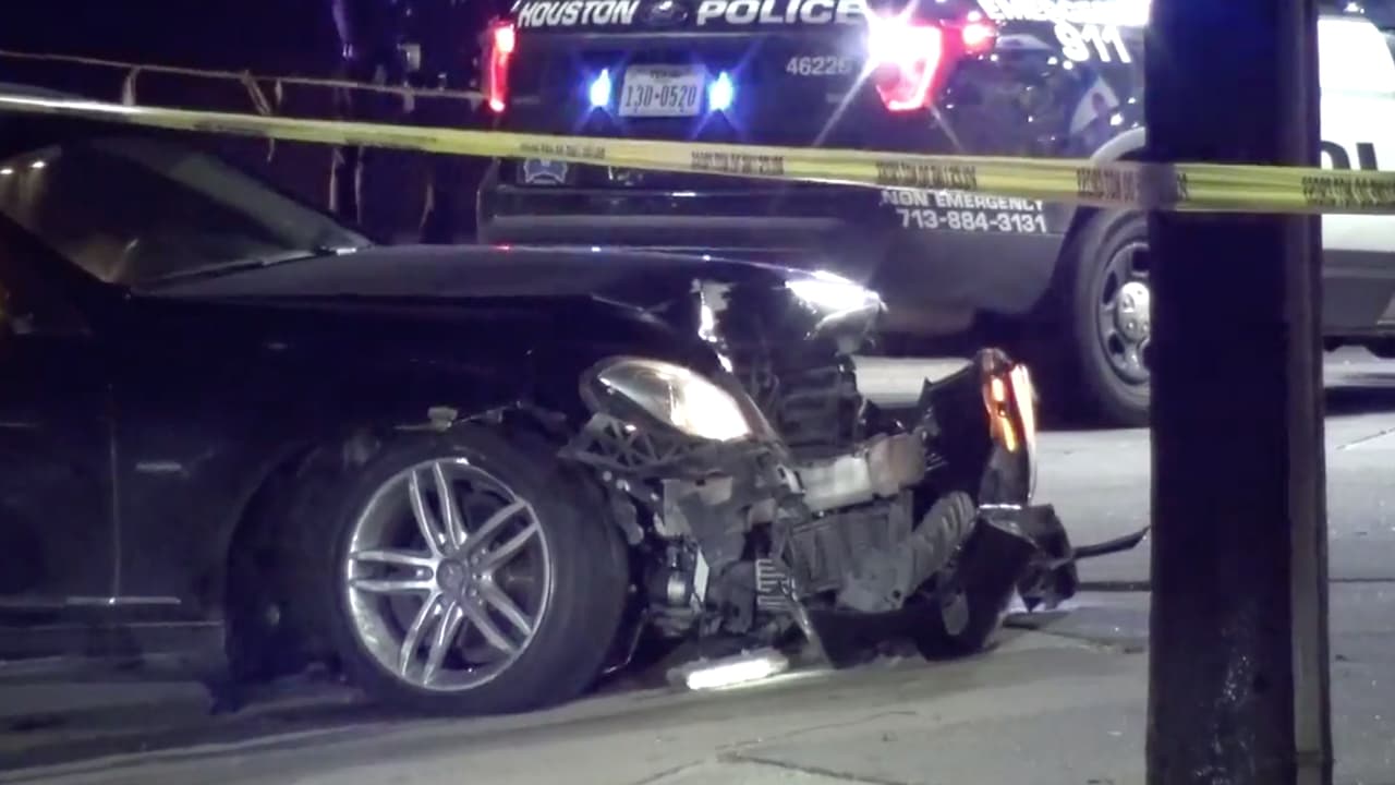 El portavoz de la policía señaló que el oficial no se percató de la presencia del menor. El oficial ha sido puesto en licencia administrativa en lo que se lleva a cabo la investigación.