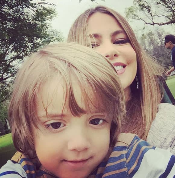 Diciendo que seguramente era una broma del pequeñín y a ella le pareció divertida.