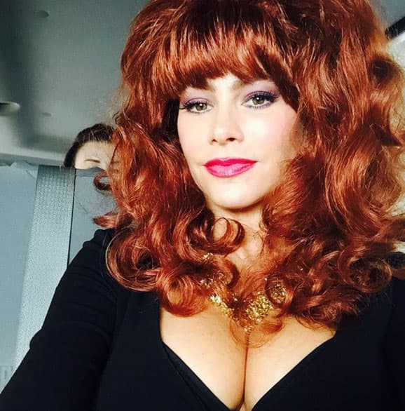 Disfrazada de Peggy Bundy, del otro show de su coestrella Ed O'Neill.