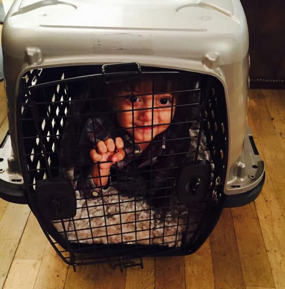 Sofía subió esta foto con el nene dentro de una jaula para mascotas.