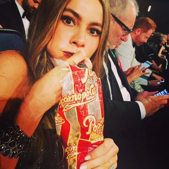 Comiendo popcorn en plena ceremonia del Emmy.