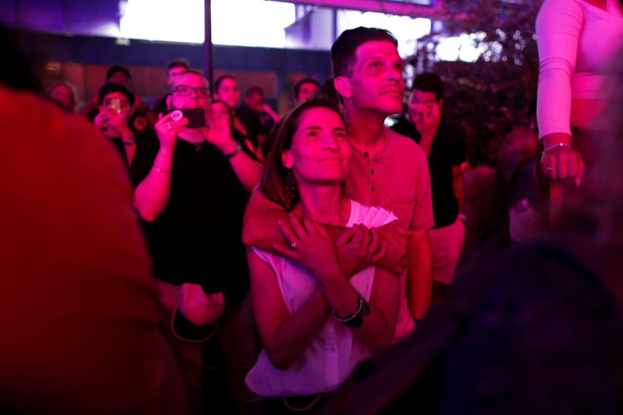 "Cada espectáculo es breve y terminará antes de que los residentes puedan reunirse en su fuente", apunta la compañía, y añade: "Permanecer cerca de casa y seguir las pautas de distanciamiento social seguro es la mejor manera de disfrutar del espectáculo".
