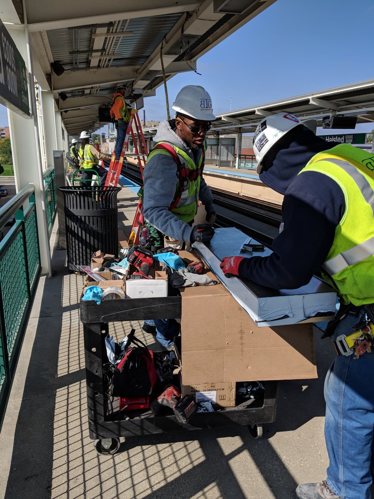 Trabajadores deconstrucción en la estación de tren de la calle Halsted