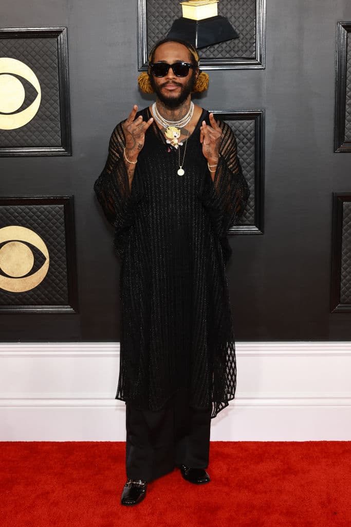 <h2 class="cms-H2-H2">Thundercat</h2>
<br>El dos veces ganador del GRAMMY acaparó la atención de los reflectores con su atuendo: falda y ensamble negro. ¡Elegancia total!