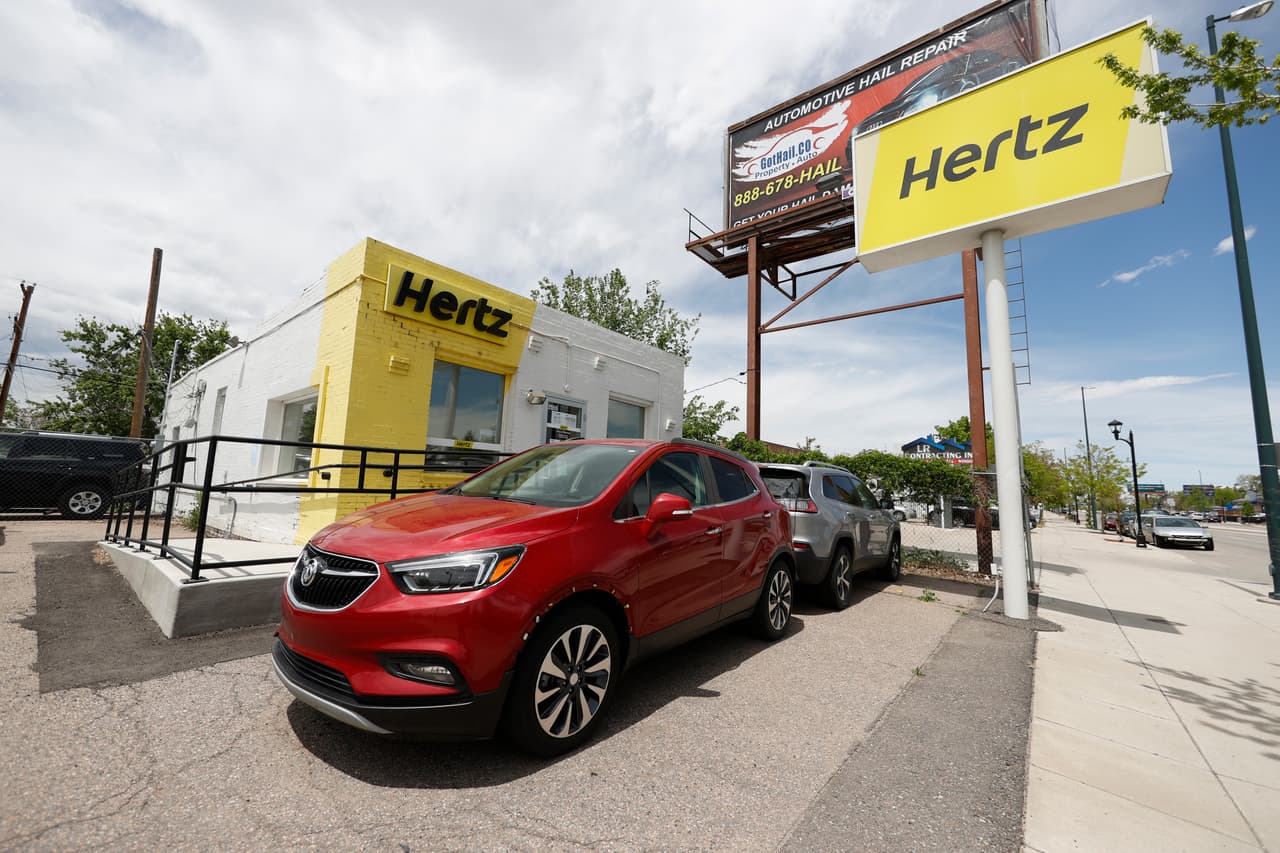 Hertz pagará $168 millones en acuerdo con clientes acusados falsamente por robo de autos
