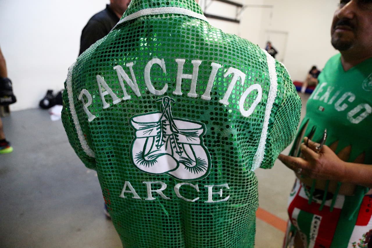 Así pagó la apuesta El Feo a Raúl 'El Pelón' después de la derrota de Julio César Chávez Jr.