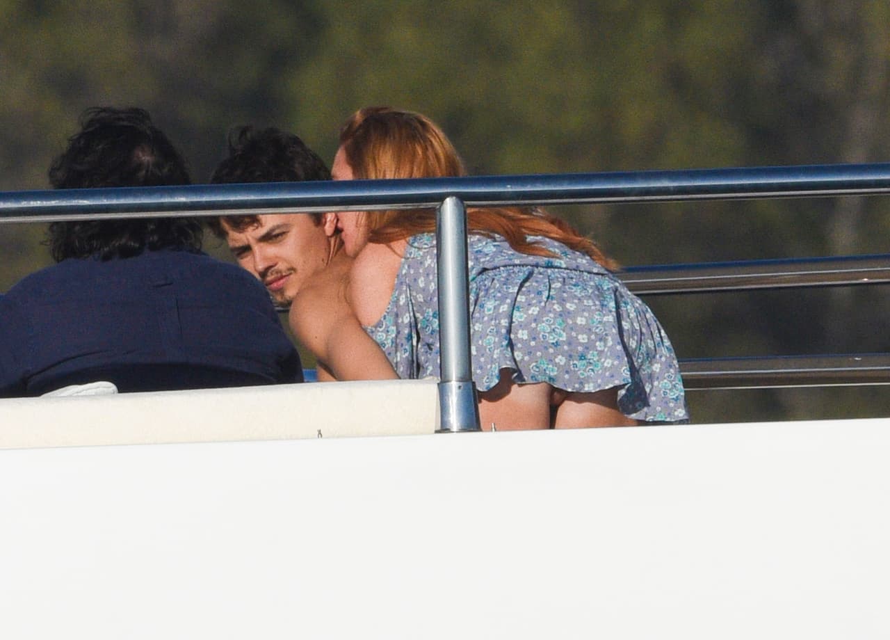 La Lohan se le fue a los besos.