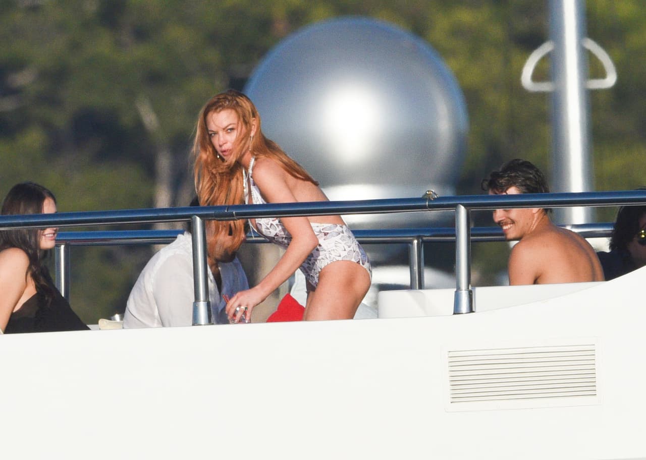 OMG! Se quitó su vestido y se quedó en traje de baño.