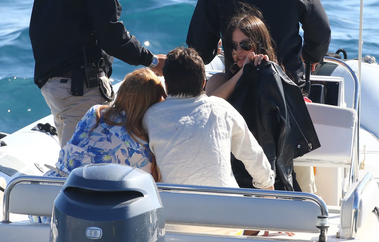 ¡Ternurita! LiLo recargó su cabeza en el hombro de su novio.