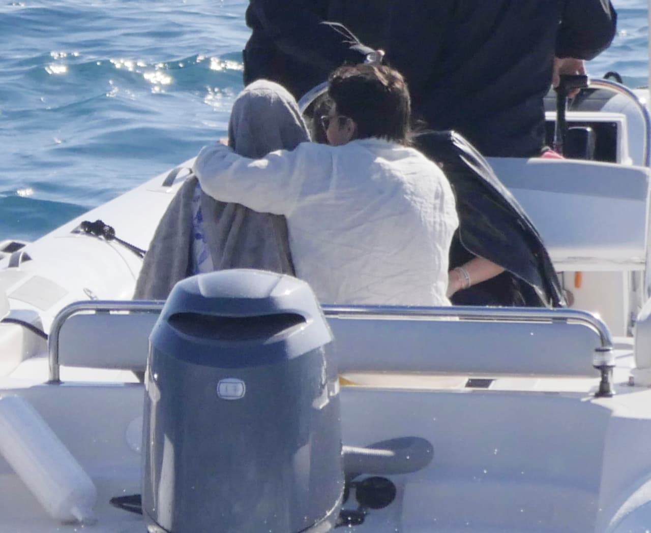 Pero de inmediato cubrió a su novia.