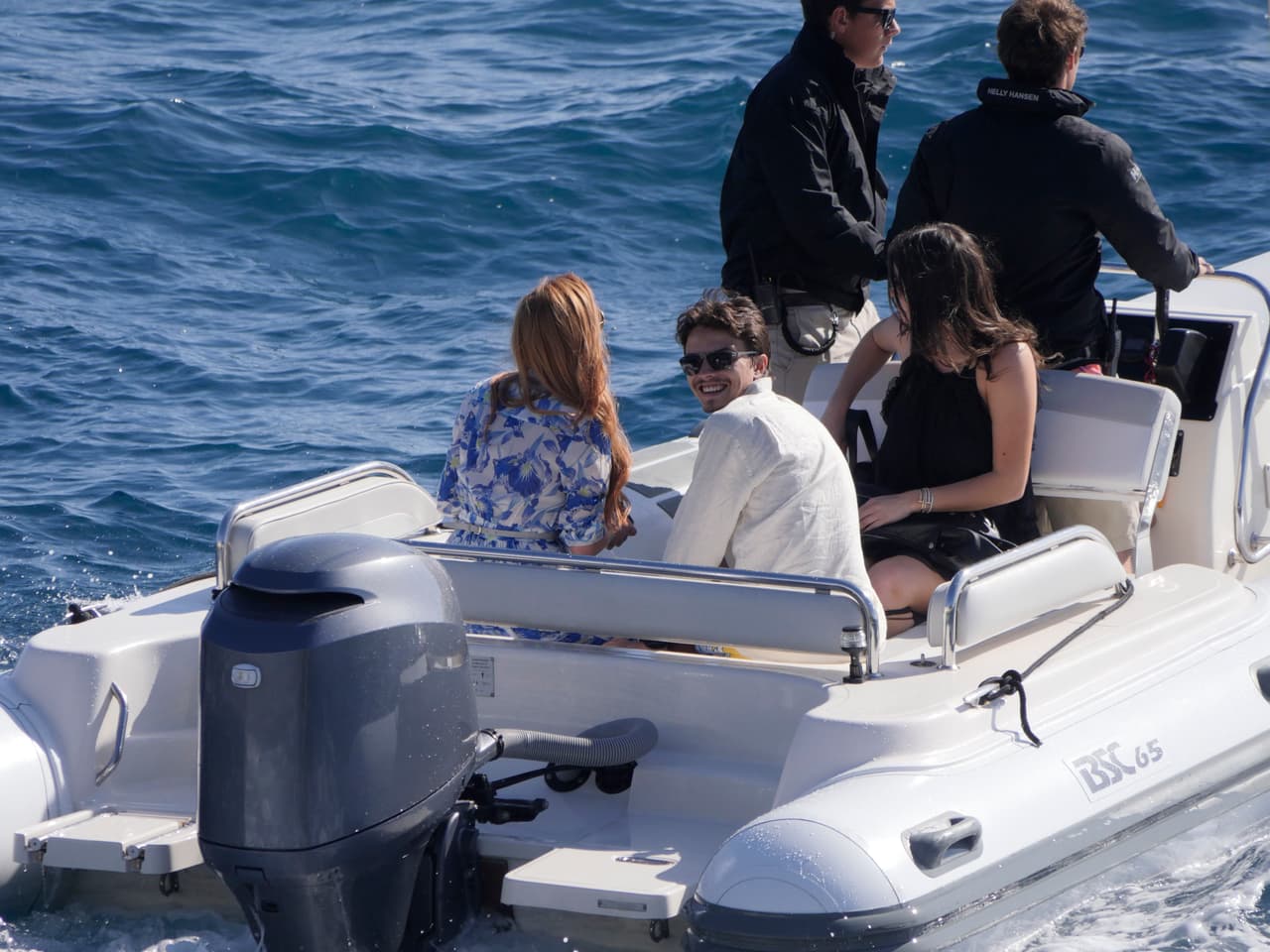 Oops! El novio de la actriz vio a los paparazzi, pero no se enojó. Todo lo contarrio, sonrió a las cámaras.