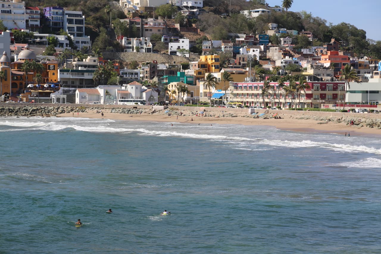 La playa Olas Altas en Mazatlán ofrece un refrescante chapuzón a los visitantes.