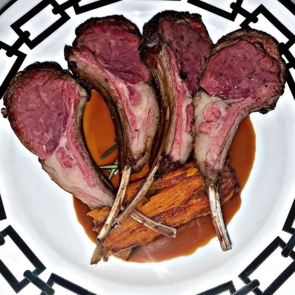 <b>Barclay Prime </b>
<br>Dirección: 237 S 18th St Philadelphia, PA 19103
<br>Teléfono: (215) 732-7560
<br>Sitio web: 
<a href="https://barclayprime.com/">https://barclayprime.com/</a> 
<br>
<b><a href="https://www.yelp.com/map/barclay-prime-philadelphia">Cómo llegar</a></b>
<br>
<br>Se promocionan como una “renovación inteligente del restaurante de carnes convencional, el menú se basa en giros sutiles que nunca escatiman en lujo. Las ofertas de carnes y mariscos, de calidad incomparable, complementan los toques altamente personalizados”.