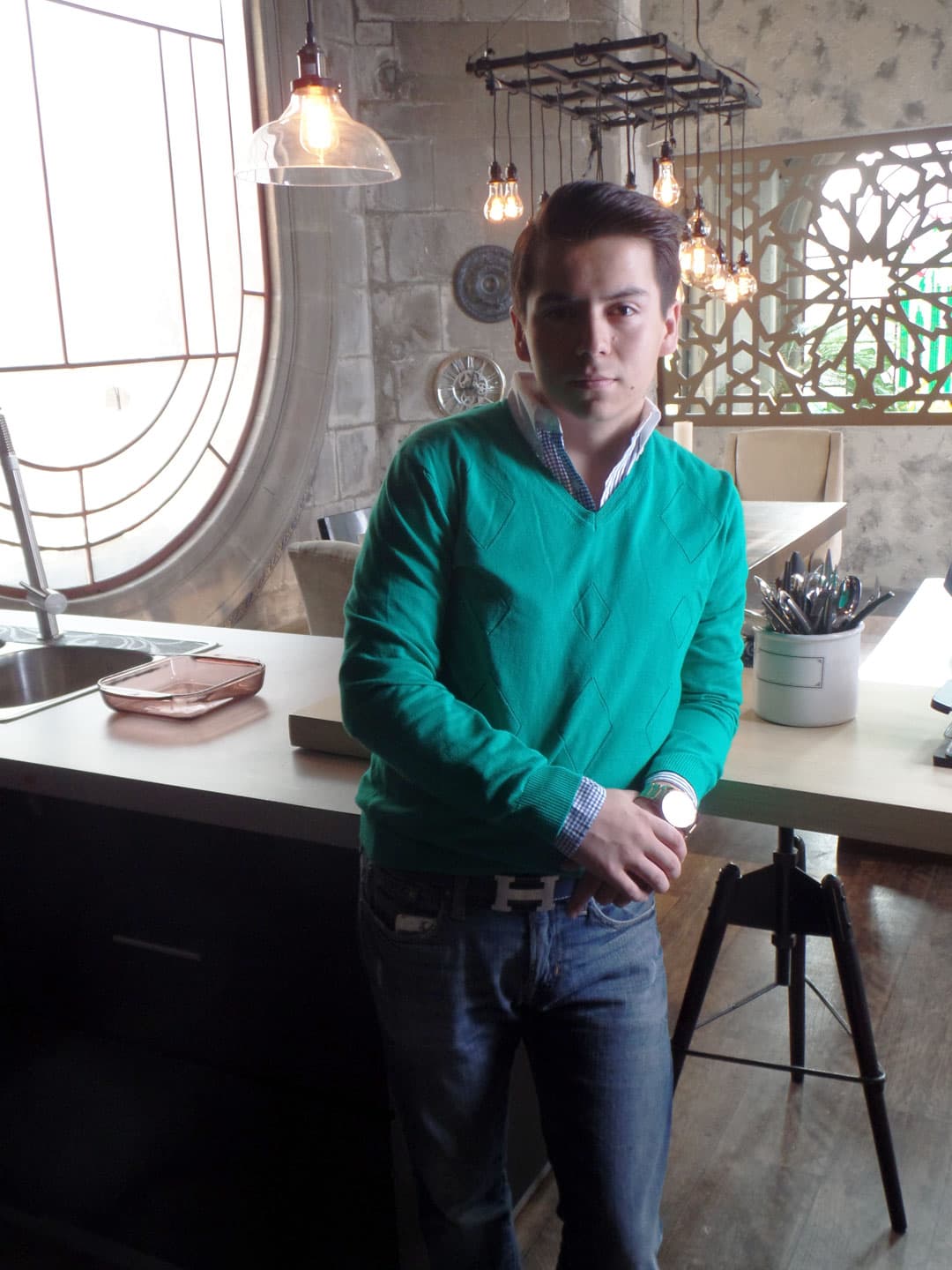 Bruno (Adrián Alonso) es el hermano menor de Omar, estudia periodismo para hacer una investigación que limpie el nombre de su hermano, pues sabe que es inocente.