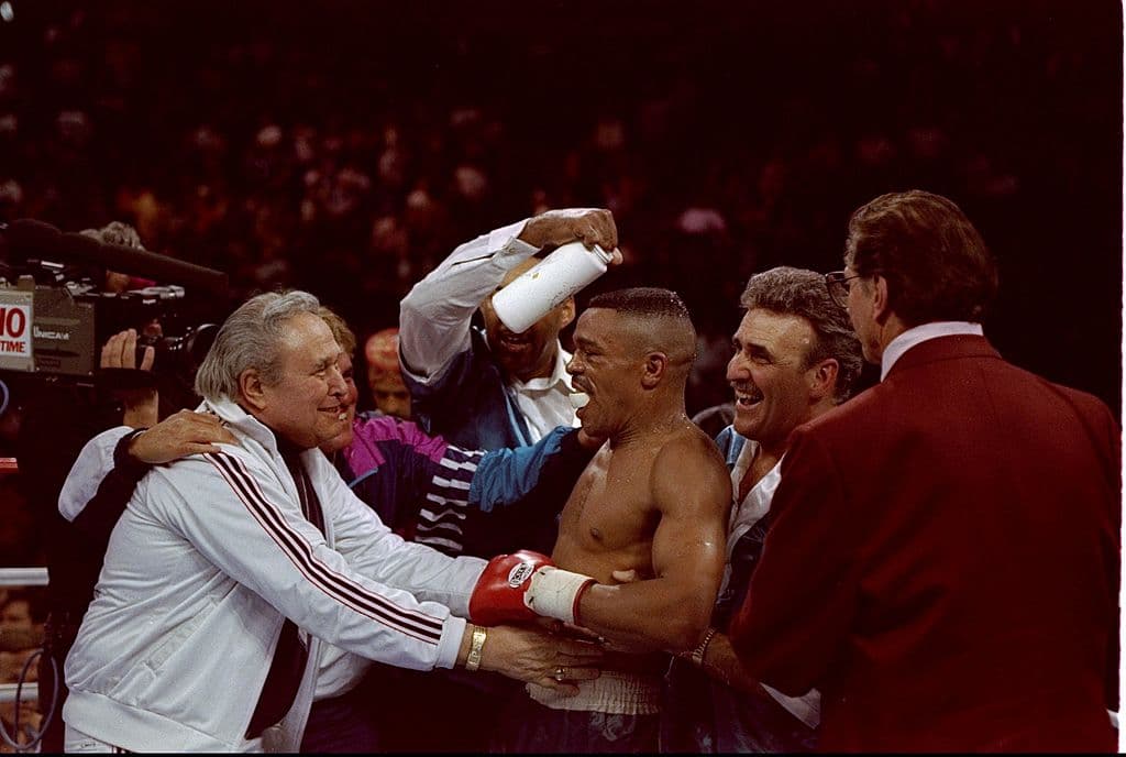 Las tarjetas arrojaron 111-116, 114-113 y 113-114; Frankie Randall conseguía la victoria por decisión dividida; Chávez tendría su revancha.