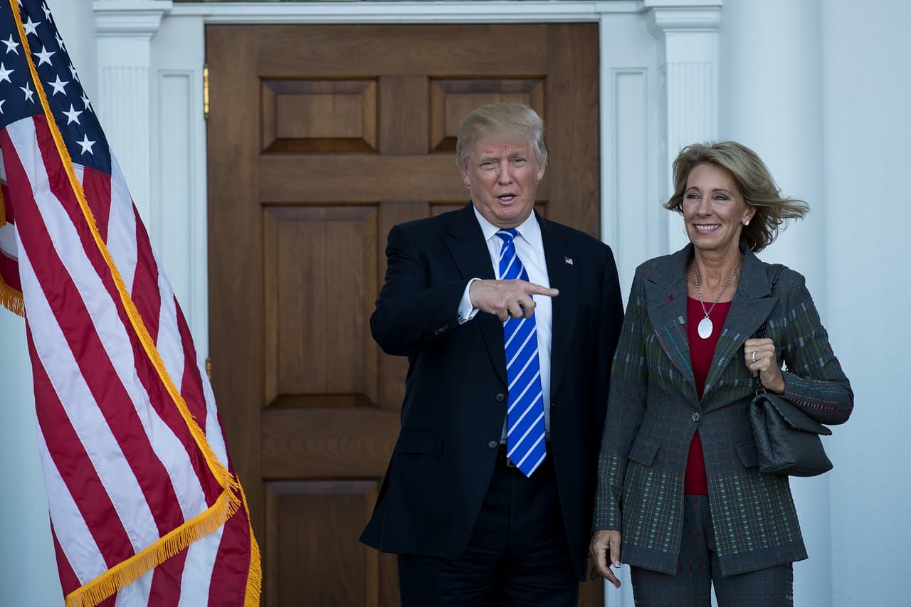 <b>Betsy DeVos, secretaria de Educación.</b> El presidente electo 
<b><a href="http://www.univision.com/temas/donald-trump">Donald Trump</a></b> nombró a la activista conservadora que ha abogado por un sistema de educación con escuelas chárter, que funcionaría por medio de ayudas. DeVos es una donante del Partido Republicano de Michigan, un estado donde Trump ganó inesperadamente en noviembre.
<br>