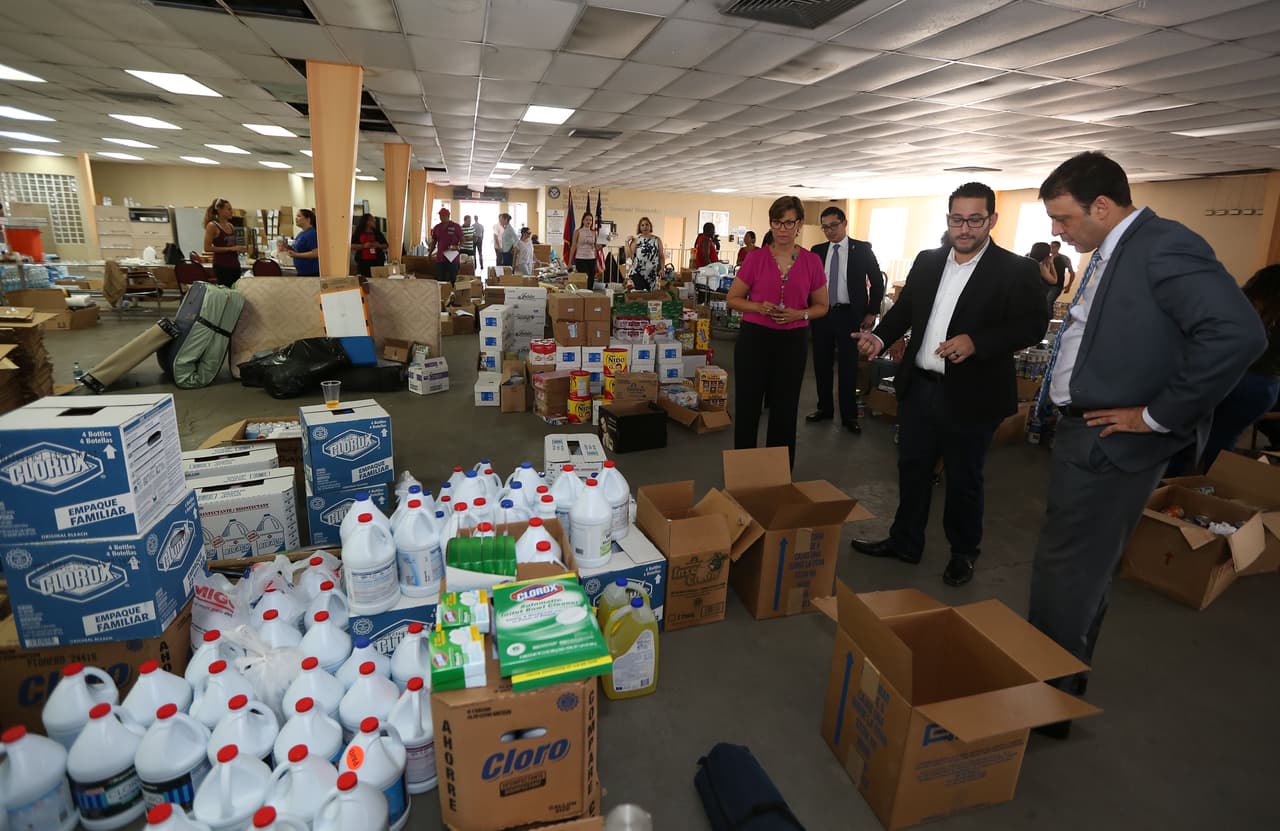 Centro de acopio en Puerto Rico para damnificados del huracán Matthew en Haití.
