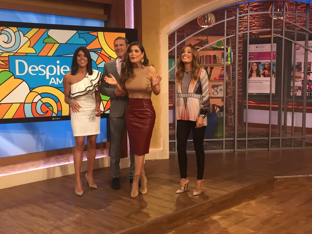 Y asi felicitó a su amor Jorge Ramos, por sus 30 años en el noticiero Univision.