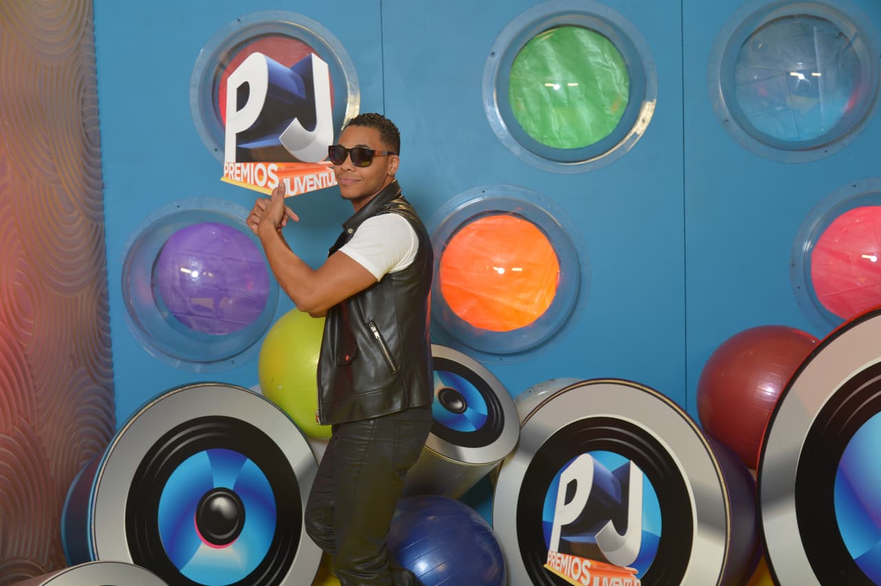 ¡Qué emoción! Yunel está en Premios Juventud y se nota que está súper emocionado.