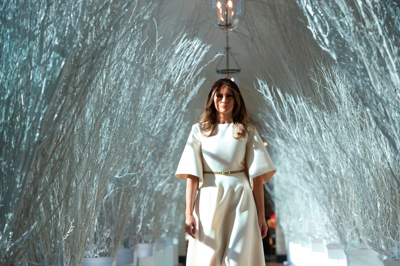 Melania Trump también se encarga de las decoraciones navideñas en el Ala Este en la Casa Blanca. En esta foto de noviembre de 2017, la primera dama camina por el corredor decorado. La temática de estos motivos eran las "Tradiciones honradas por el tiempo".