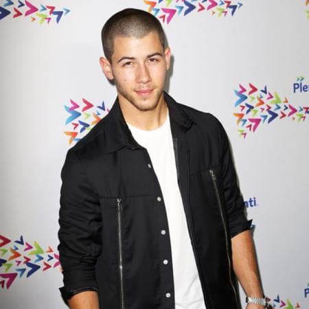 El guapo Nick Jonas quedó nominado como Mejor Video Masculino por 'Chains'.