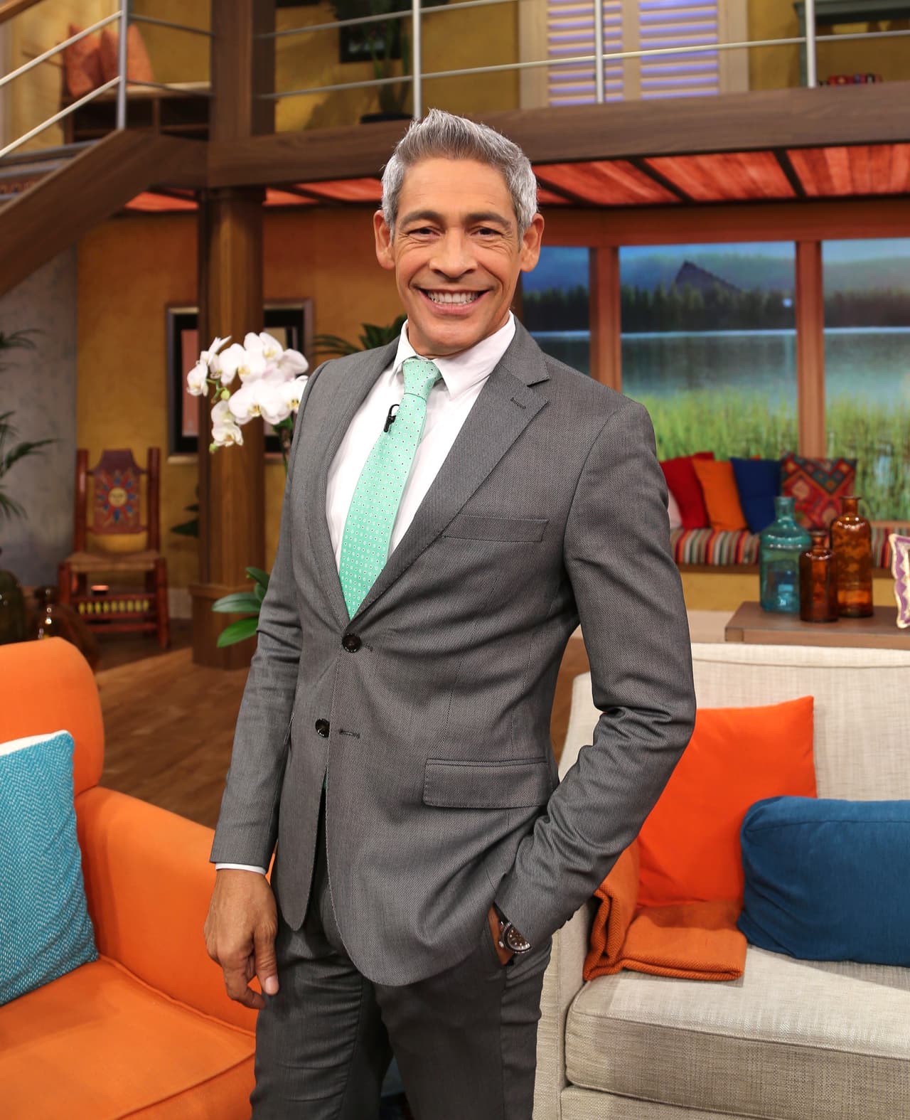 Johnny Lozada sorprendió a sus admiradores cuando reapareció en televisión luciendo sus canas.