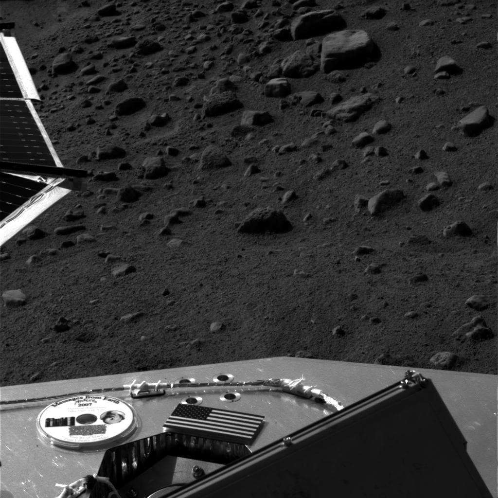 <b>Phoenix Mars Lander, 2007. </b>La misión Phoenix fue la primera elegida para el programa Scout de la NASA, una iniciativa para naves espaciales más pequeñas y de menor costo. Aterrizó más al norte que cualquier otra, ya que cerca de los polos se encuentra el agua helada. Su trabajo duró tres meses y logró investigar una capa rica en hielo cerca de la superficie.