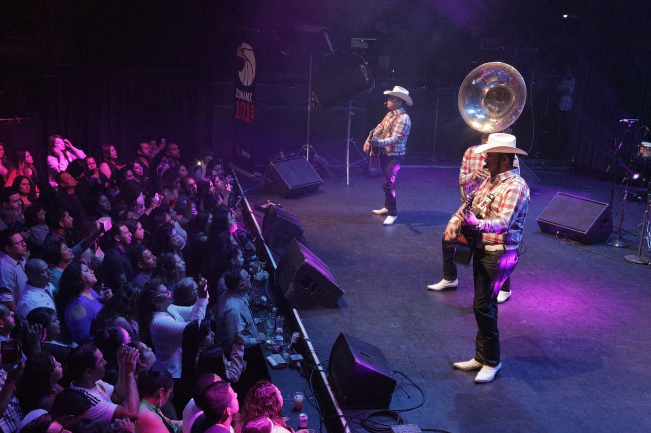 <a href="https://www.facebook.com/LosDeLaNoria/">'Los de La Noria'</a> en el escenario del Avalon Theatre en Los Ángeles.