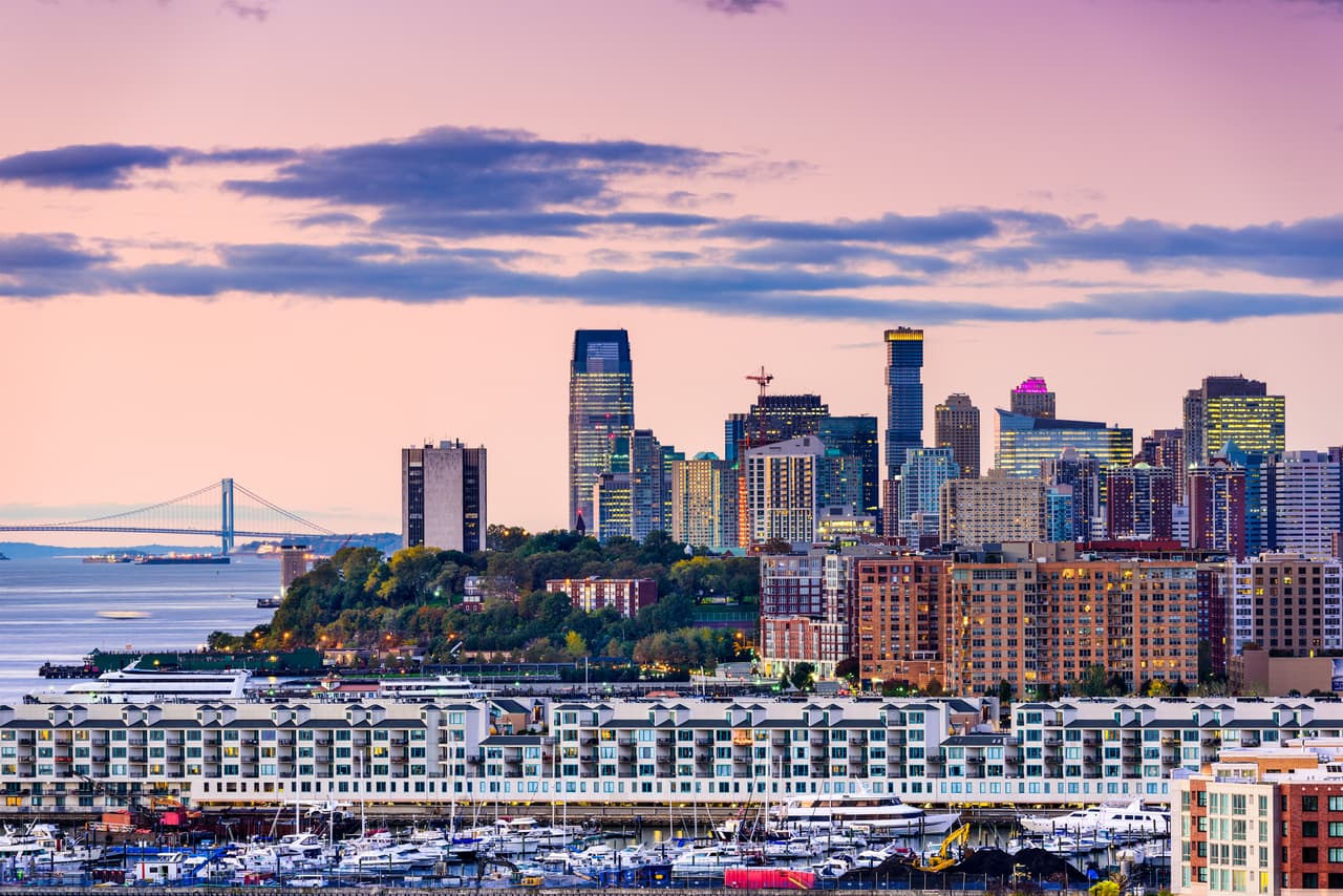 <b>Puesto 1. Jersey City, Nueva Jersey. Diversidad étnica 72.56 puntos. </b>Esta ciudad resultó primera en el ranking de diversidad linguistica y segunda en la diversidad etnoracial. La ciudad con mayor porcentaje de personas que nacieron fuera del país también es Hialeah, Florida (74.29%).