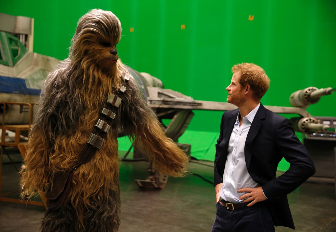 El prometido de la actriz Meghan Markle no pareció muy impresionado por Chewbacca. ¿O sí?