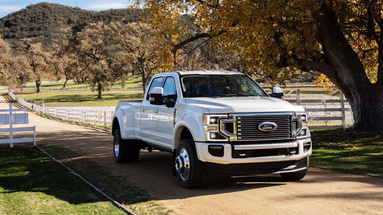 La línea Ford Serie-F Super Duty cuenta, como 
<b>equipo estándar </b>para todos los niveles de equipamiento a partir del nivel XLT, con alerta para mantenimiento de canal, alerta de objetos en el punto ciego, incluyendo la distancia del trailer, asistente de precolisión con detector de peatones para evitar o mitigar la severidad de un choque o un arrollamiento.